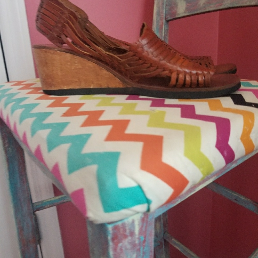 Super cute sling back open toe sandals.